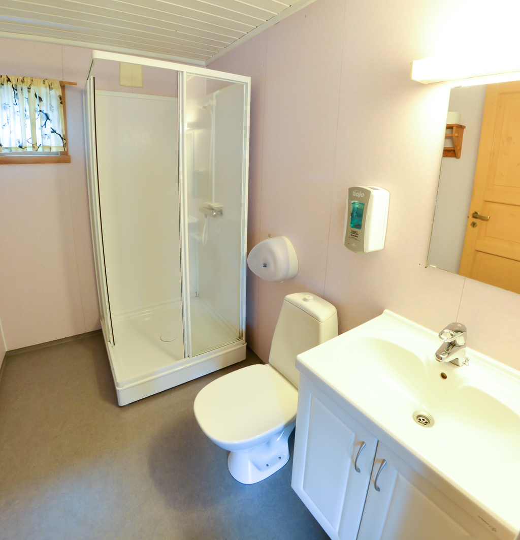 /pictures/mefjbryg/BO/Liten hytte/Small cabin bathroom.jpg